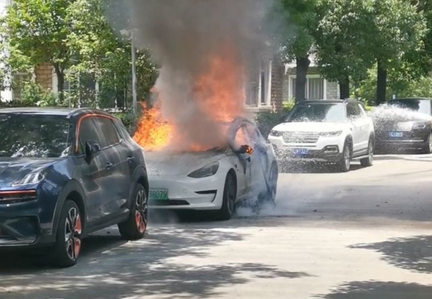 廣州一特斯拉疑似“自燃”：還燒毀旁邊寶馬7系！緊急回應(yīng)來(lái)了